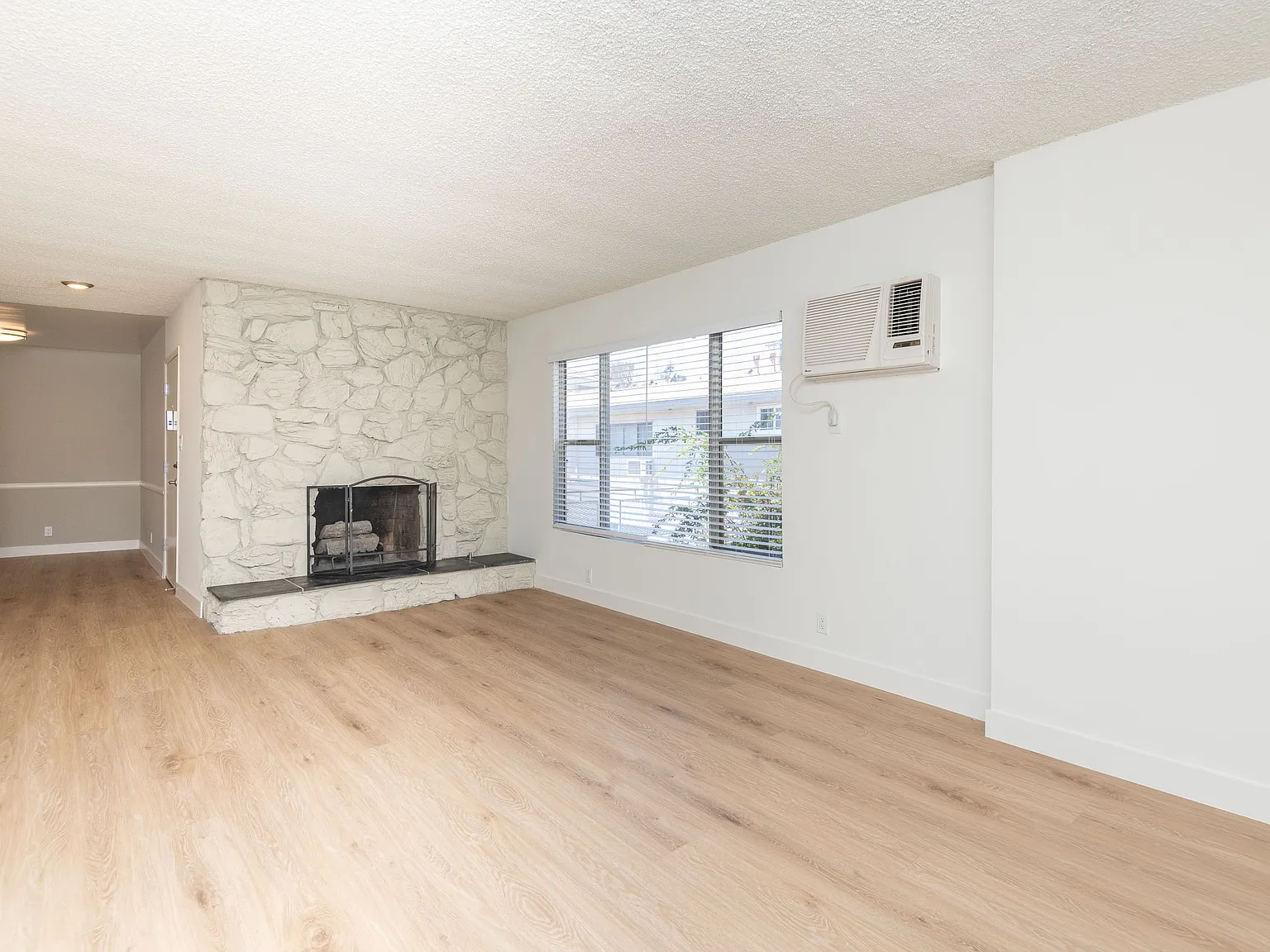 2 bed, 800 sqft, $2,995 — Photo 2