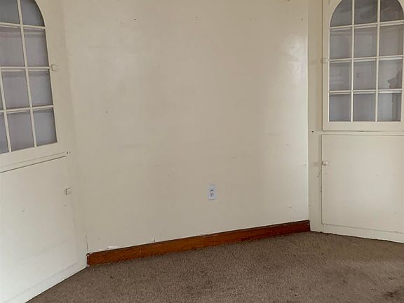 3rd image of 1305 E Hickory St