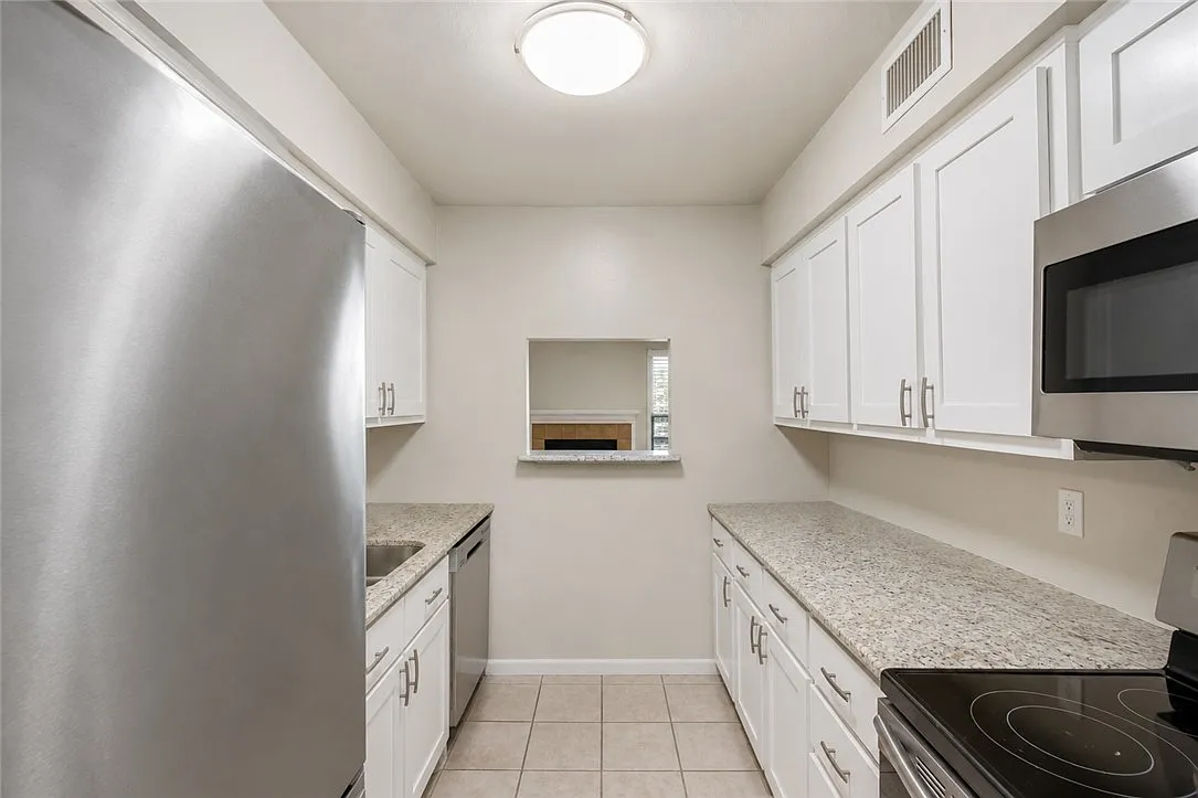 2 bed, 1.5 bath, 1300 sqft, $1,200 — Photo 4