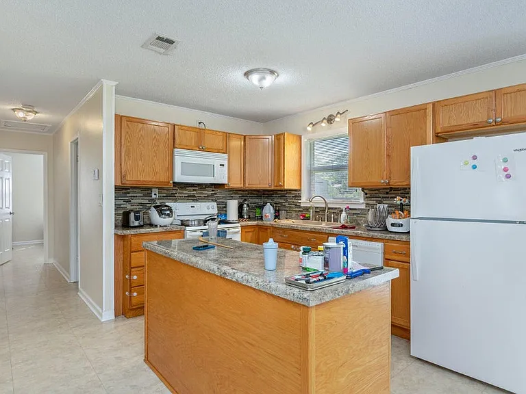 170 Sidney Ave — Photo 9