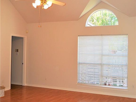 3rd image of 8021 Greenwood Dr