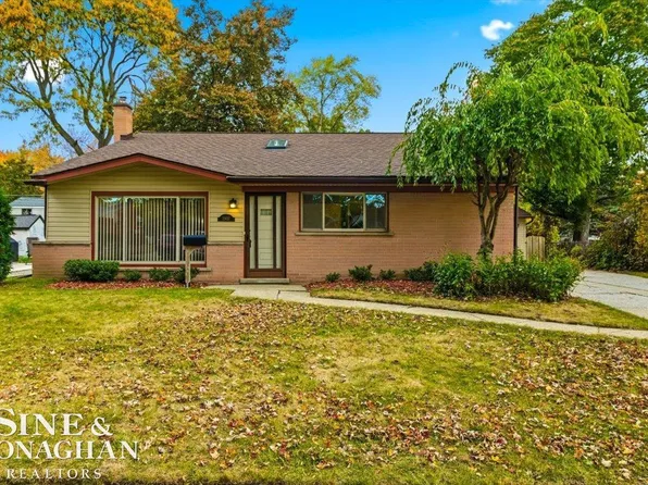 21437 Hillside Dr, Clinton Township, MI 48035