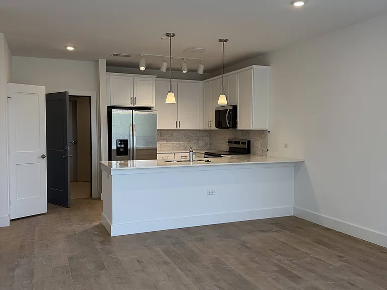 1 Bedroom - 737 sq ft