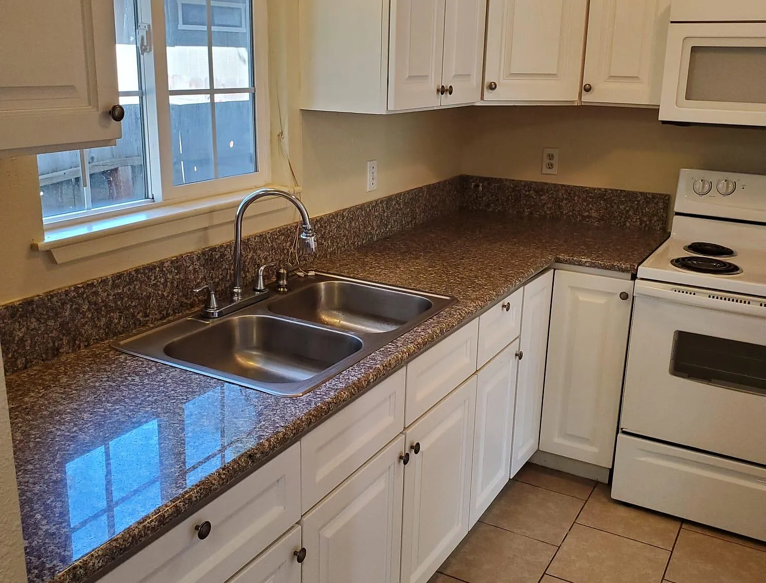 2 bed, 1.5 bath, $1,500 — Photo 2
