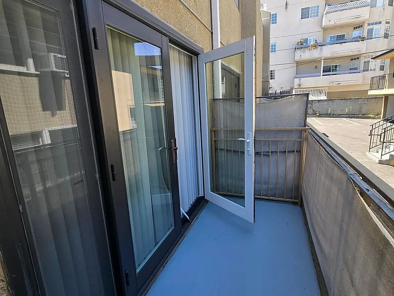 Sherman Oaks Area apartment close to local shops and Restaurants — Photo 7