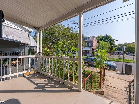4th image of 25 Evans Ave