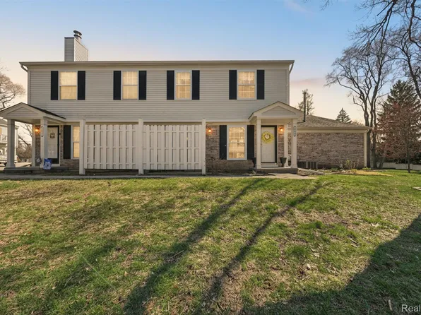 1412 Hidden Meadows Dr E Unit B, Walled Lake, MI 48390