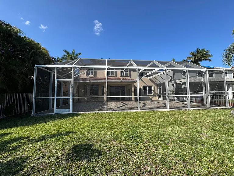898 Tulip Cir — Photo 4