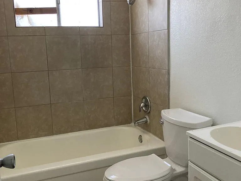 2501 Cedar Ave — Photo 9