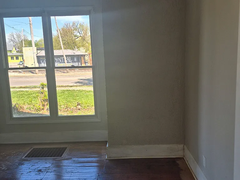 611 Nichol Ave — Photo 3