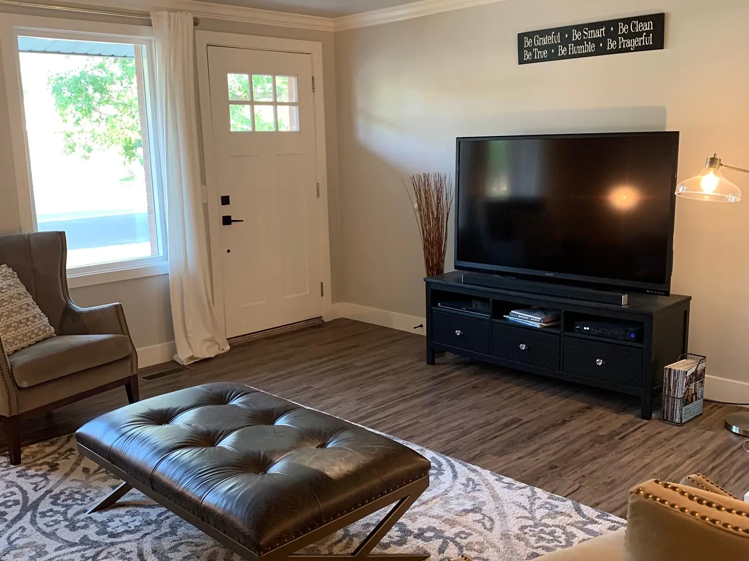 5 bed, 2400 sqft, $2,895 — Photo 2