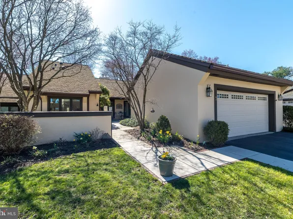 7 Hounds Run Ln, Blue Bell, PA 19422