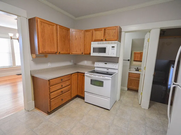 837 Center St W — Photo 6