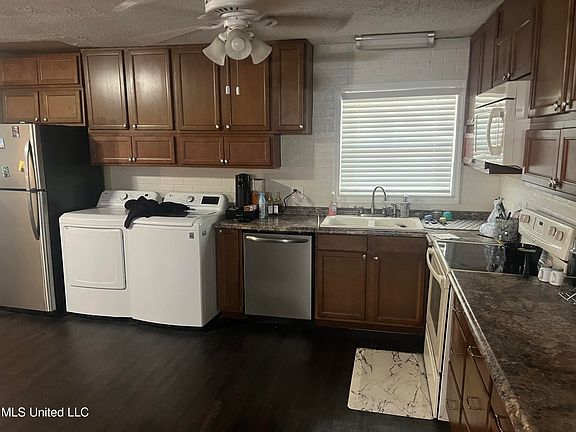 4th image of 2306 Woodmont St