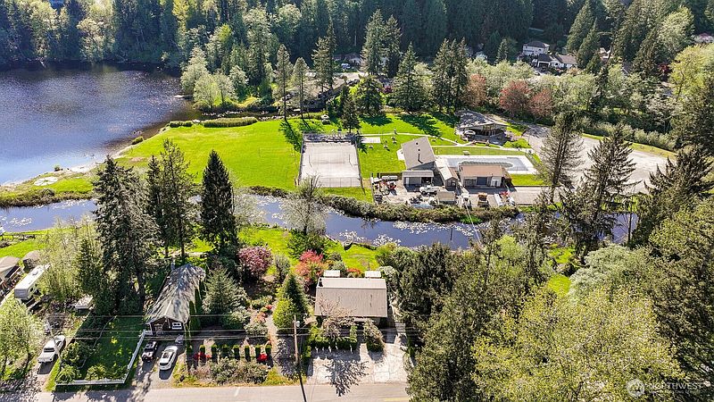 3rd image of 371 Lakeside Drive