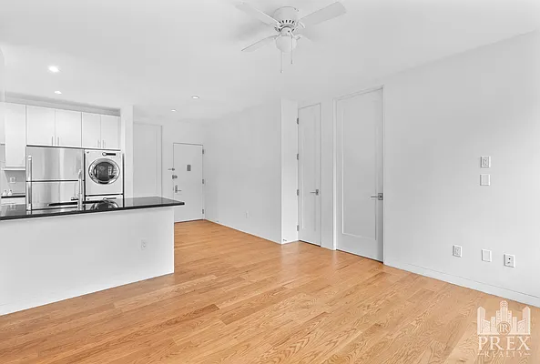 Living room, photo 2