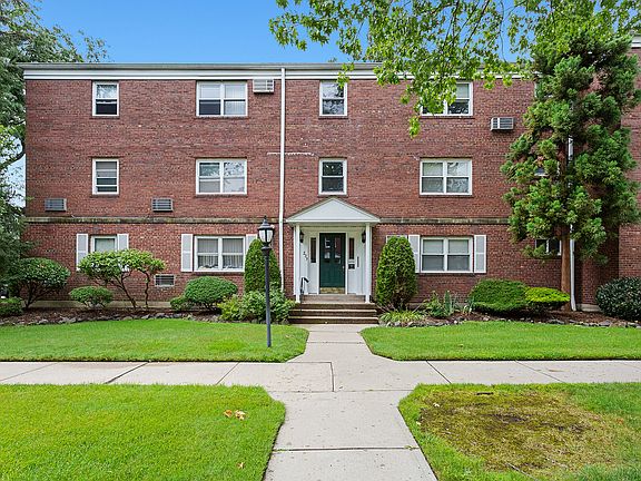2nd image of 237 Johnson Ave APT P6