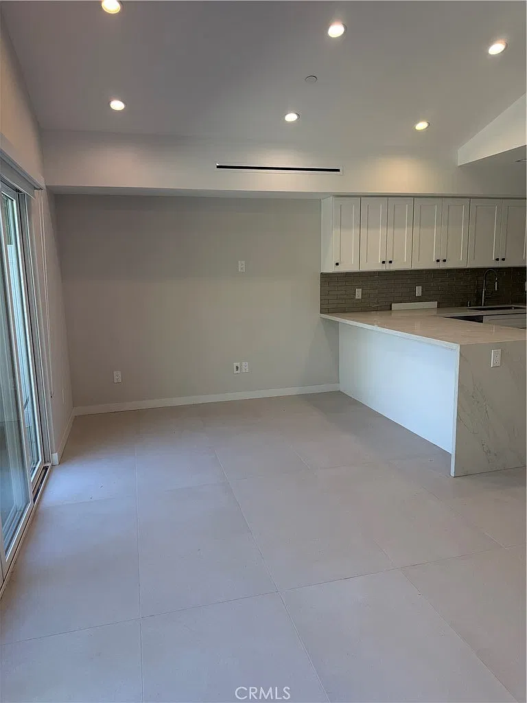 2 bed, 2.5 bath, 1100 sqft, $3,999 — Photo 2