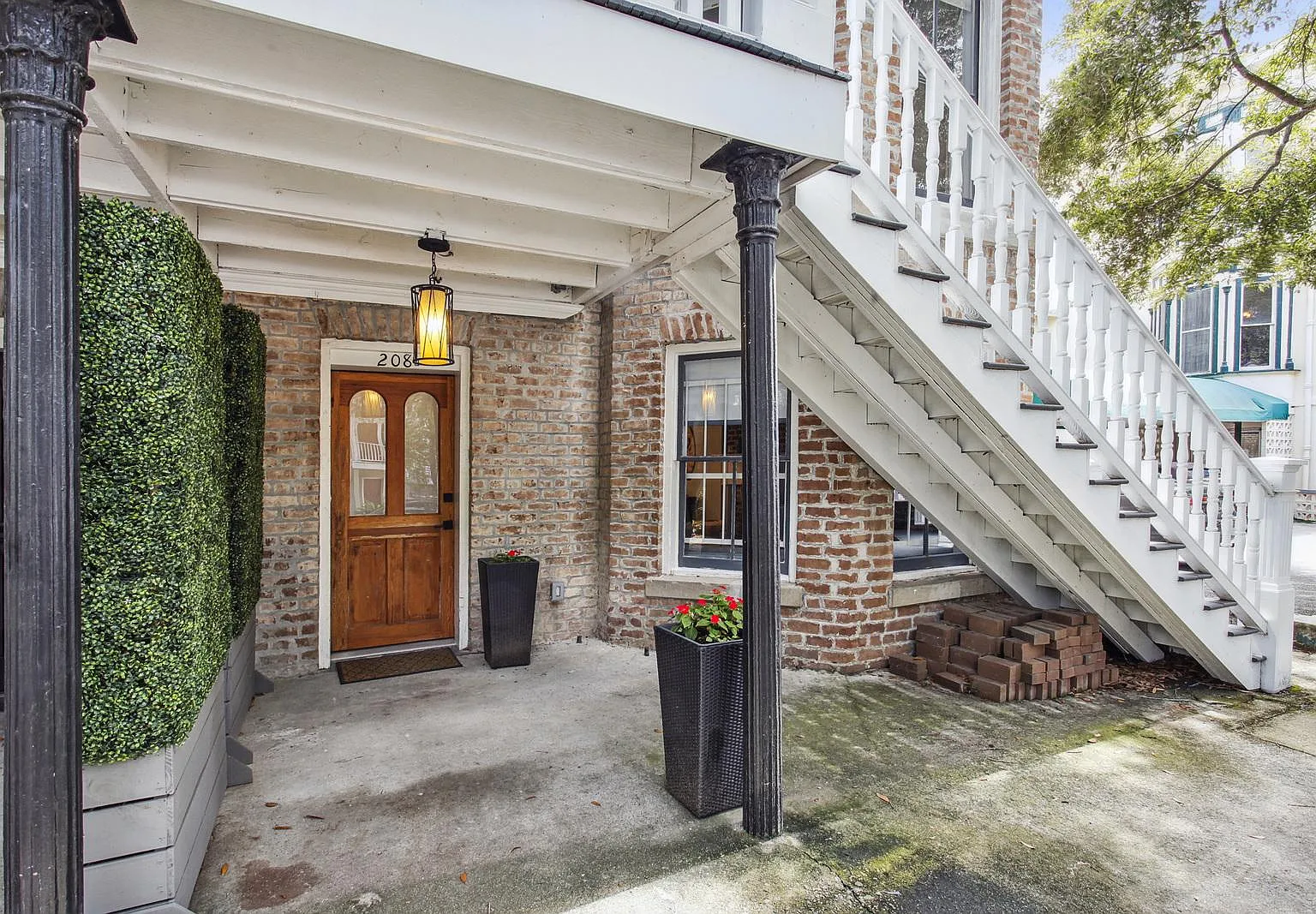 208 W Hall St — Photo 1