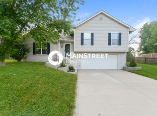 19507 Paradise Cir, Smithville, MO 64089