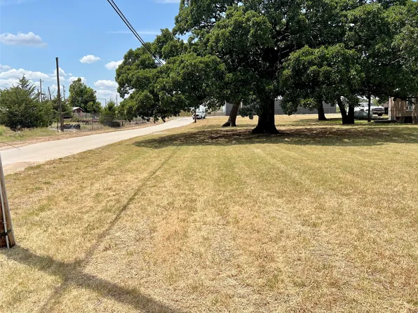 610 W Oak St, Nocona, TX 76255