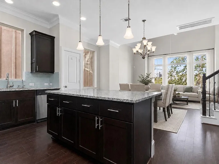 1812 Dennis St — Photo 7