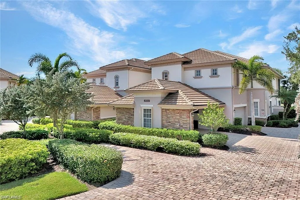 3 bed, 2.5 bath, 2297 sqft, $9,000 — Photo 1