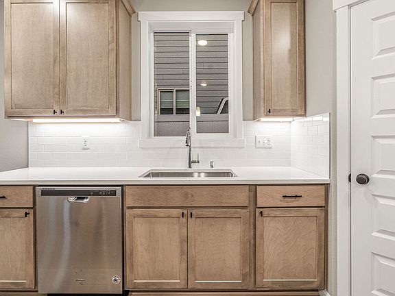 3rd image of 4724 W Wren St
