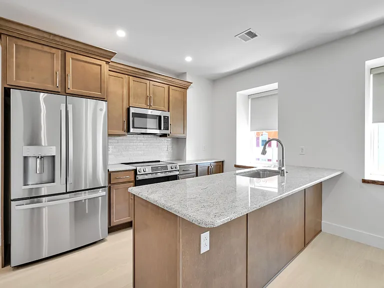 132 E Market St #202 — Photo 2