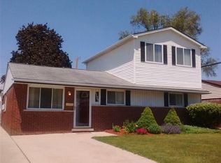 17967 Summer Ln S, Fraser, MI