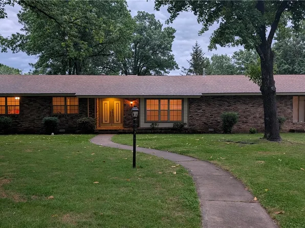 2758 N Centerwood Rd, Fayetteville, AR 72703