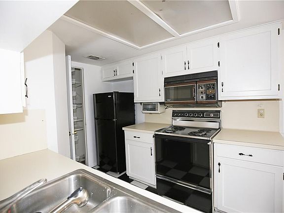 3rd image of 2906 West Ave APT 10