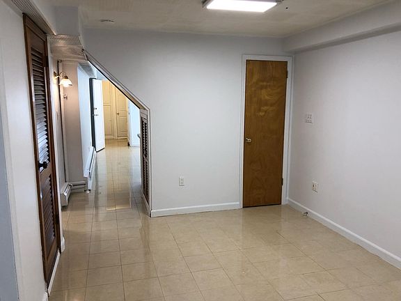 4th image of 5927 163rd St Floor 1
