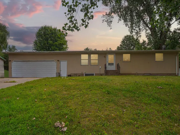 303 12th Ave SE, Faribault, MN 55021