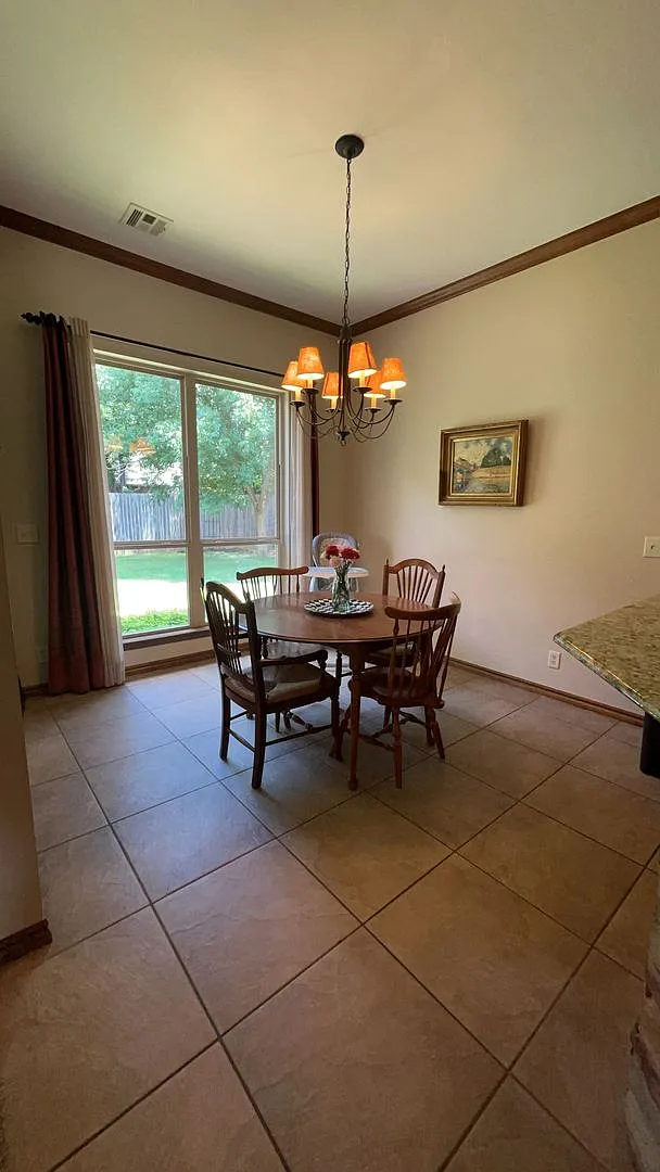 4 Bedroom Home in Edmond — Photo 4