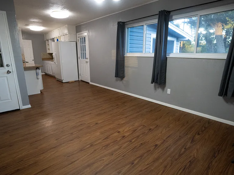1004 Russell Ln — Photo 17