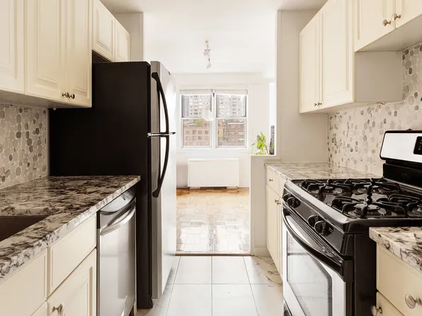 525 East 82nd Street image 14 of 27