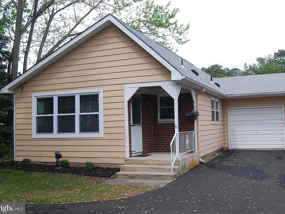 1st image of 1 Hale Ln #D