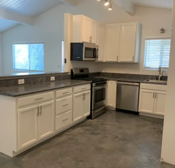 528 Adrienne Dr — Photo 2
