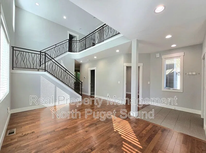 4 bed, 2.5 bath, 2849 sqft, $3,495 — Photo 3