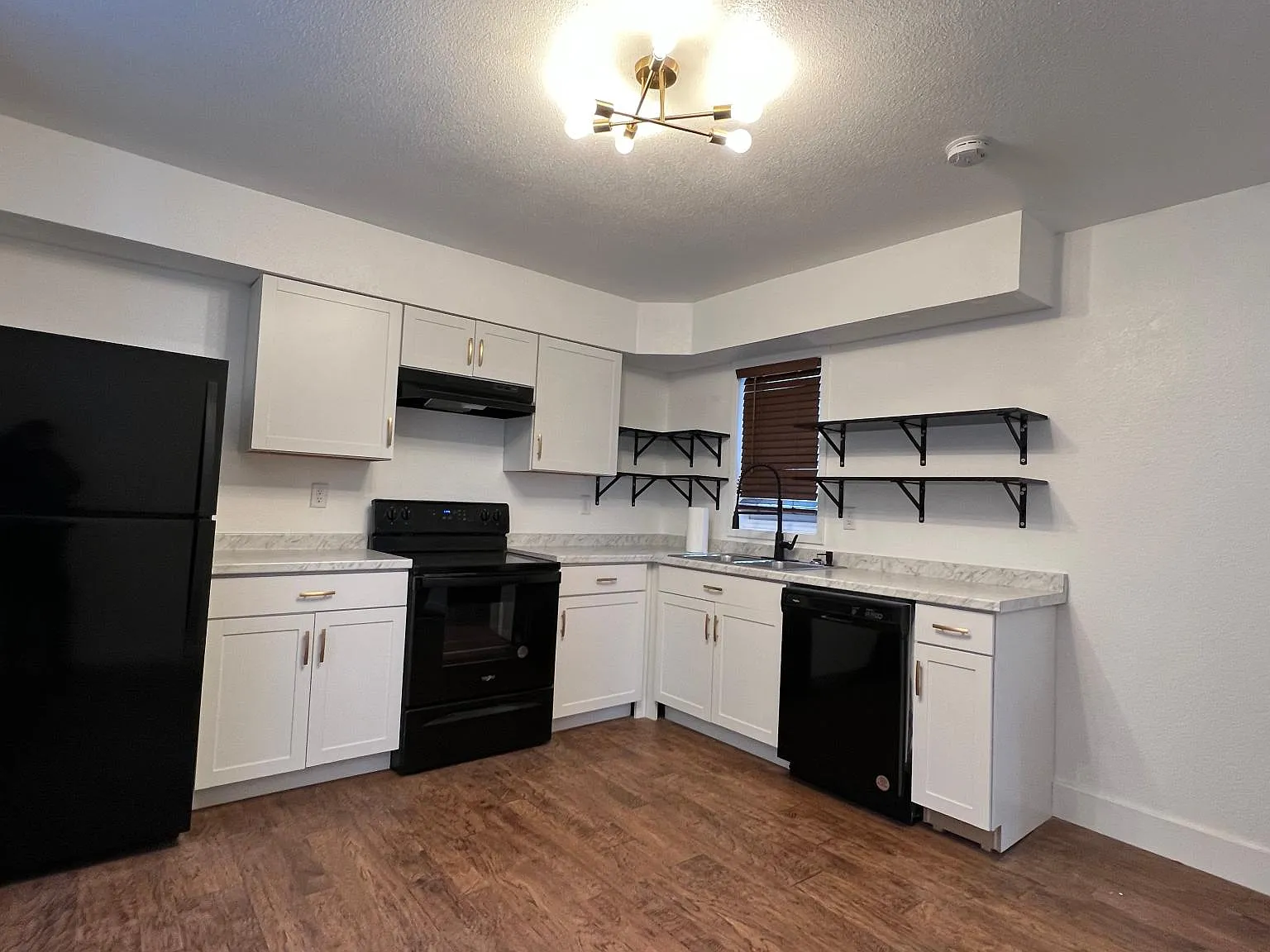 586 Arlington St — Photo 1