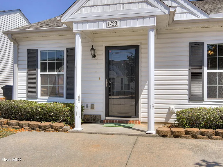 1723 Elizabeth St — Photo 4