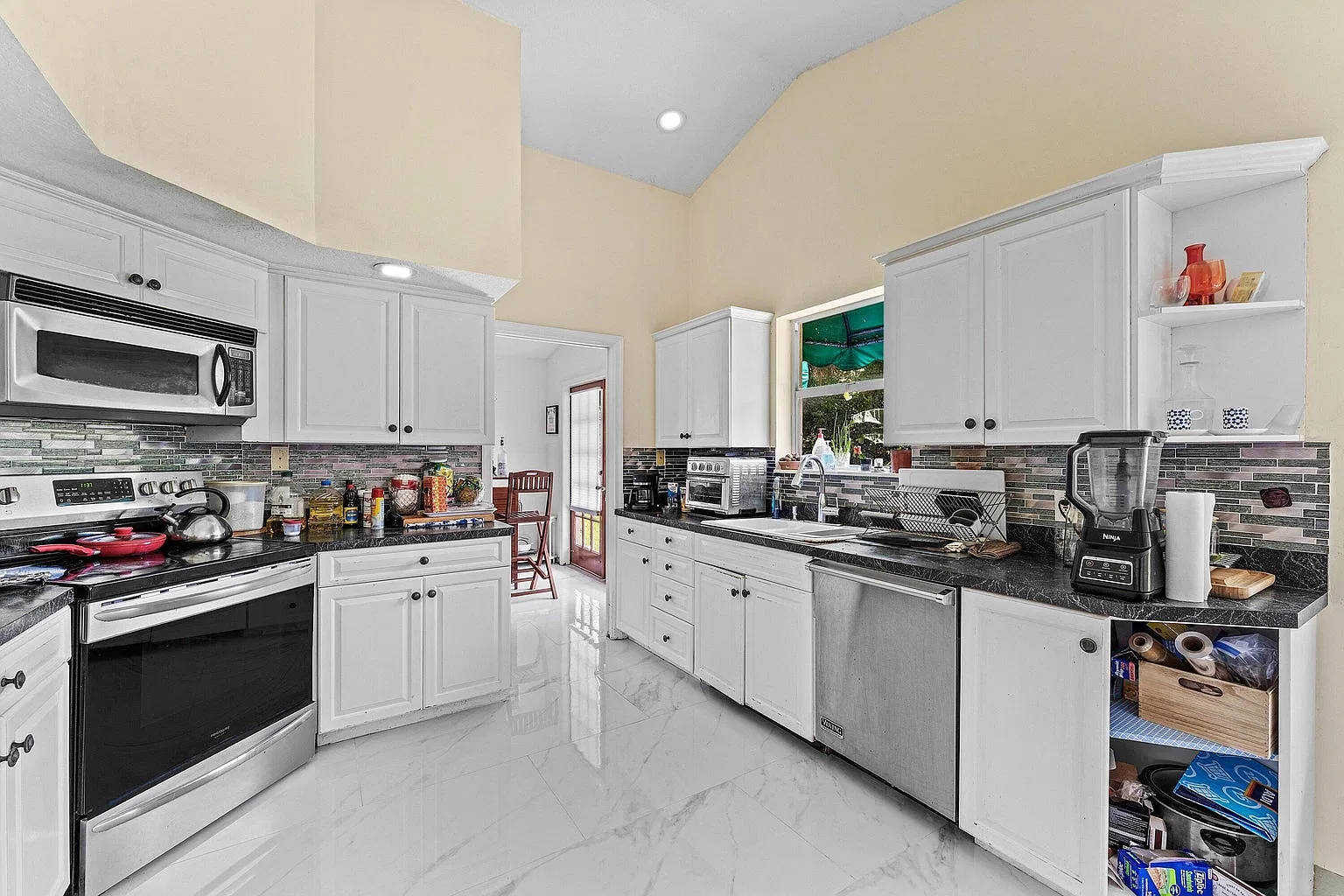 4 bed, 1957 sqft, $6,500 — Photo 2