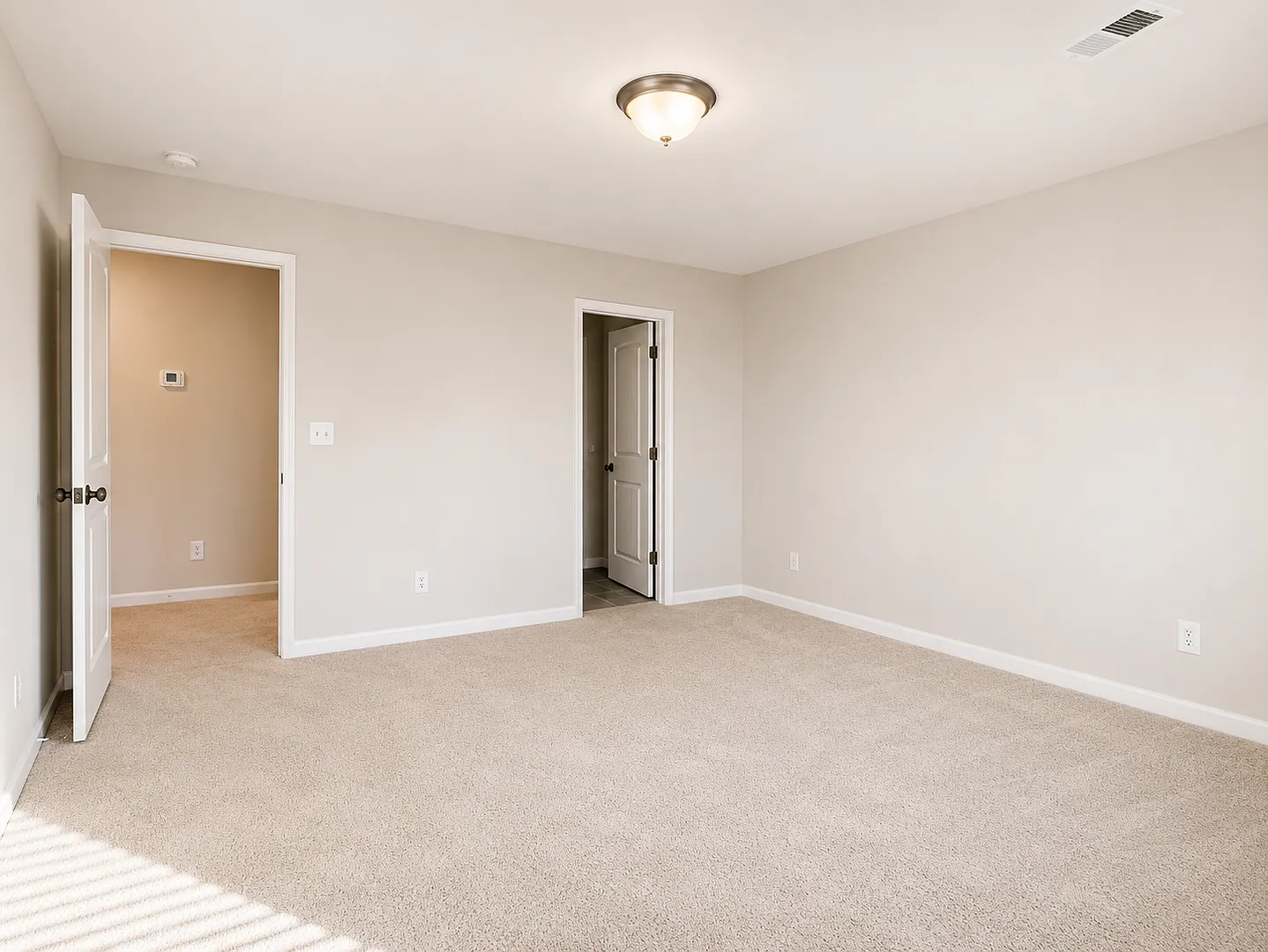 Spacious Townhome with Modern Finishes — Photo 4