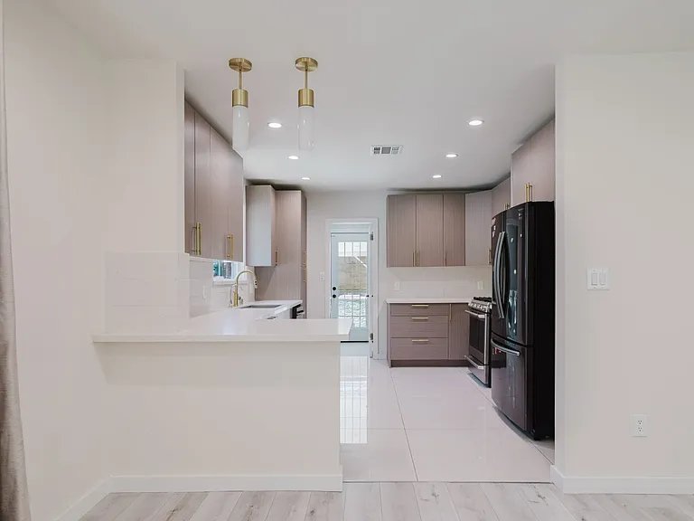 16155 Hamlin St — Photo 7