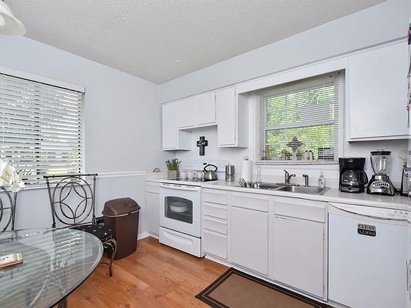 5th image of 107 White Oak Dr