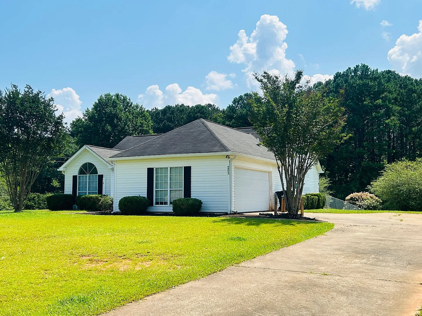 Welcome Home! Adorable 3 bedroom 2 full bathroom home in Newnan! Must see! — Photo 2