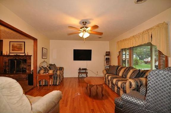 2nd image of 3820 Skyland Dr