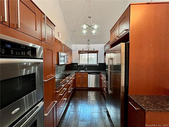 2nd image of 3 Rowayton Woods Dr #3