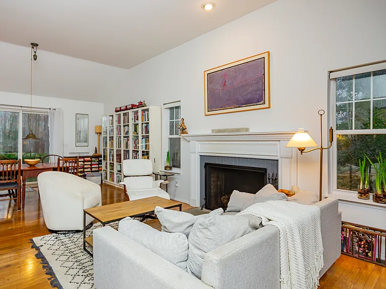 98 Thomas Ave — Photo 4